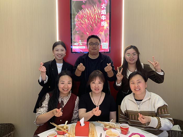 豐盛佳肴聚一堂，團建聚餐喜氣洋洋。讓我們齊聚力量，砥礪前行！